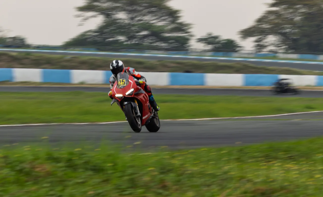 Archivo: Panigale V4 en circuito en 2025