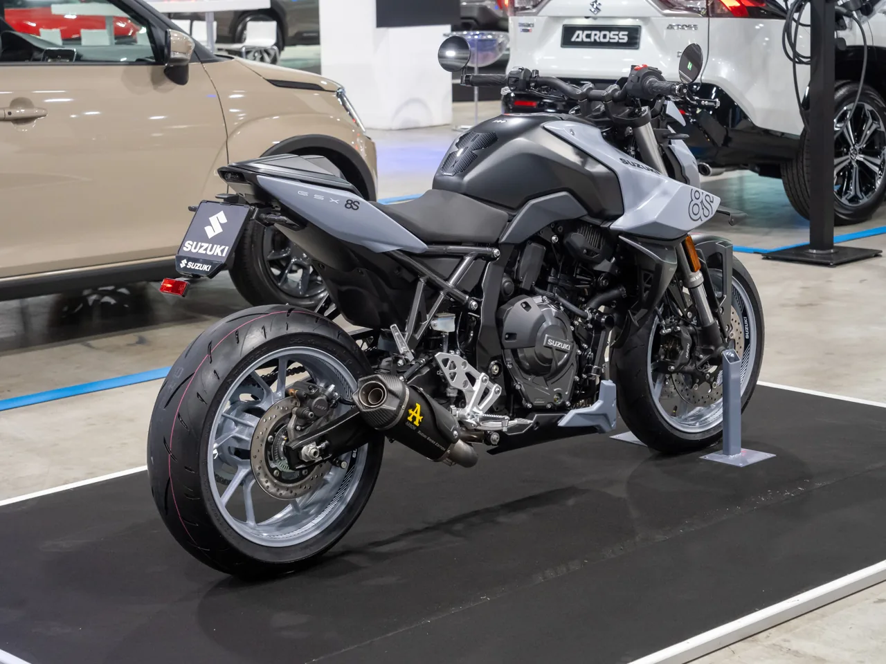 Archivo: GSX-8S en Auto Zürich 2024; decoración anterior a la gama 2027.