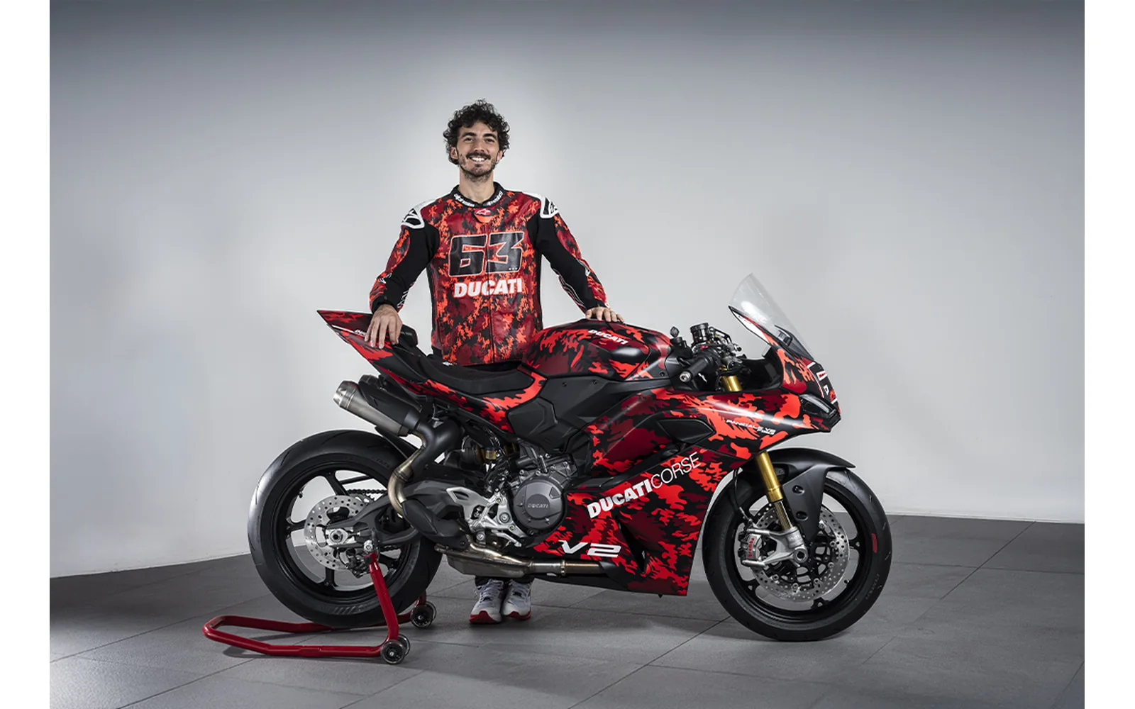 Ducati Panigale V2 FB63, imagen oficial de catálogo