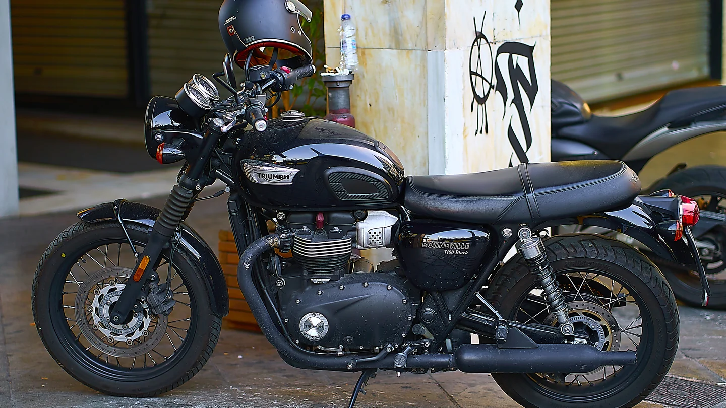 Triumph Bonneville T100 Black en Atenas, 24 de octubre de 2023. Imagen de archivo de la familia Bonneville: no muestra la T40 anunciada.
