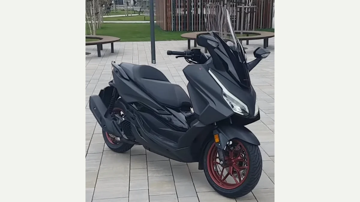 Forza 125 Special Edition 2023, imagen de archivo. No muestra la versión 2026 ni una prueba propia. Convertida a WebP con márgenes para conservar la moto completa.