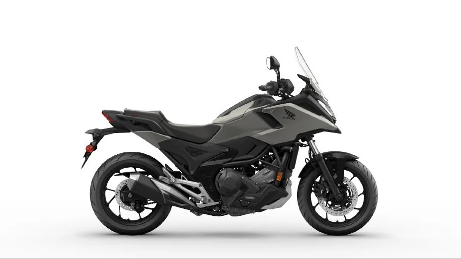 NC750X DCT 2027 del comunicado estadounidense de Honda. Fotografía oficial para uso editorial, optimizada a WebP.