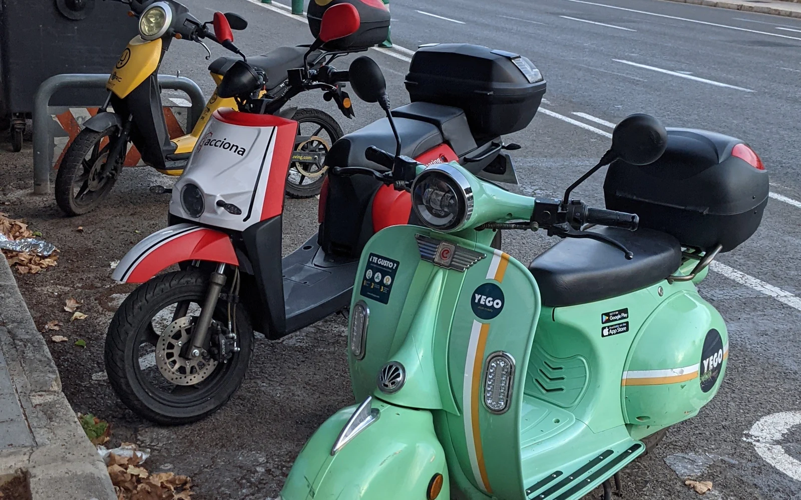Scooters compartidos en Valencia, agosto de 2021. Foto ilustrativa de archivo, recortada, redimensionada y convertida a WebP; adaptación bajo CC BY-SA 4.0.