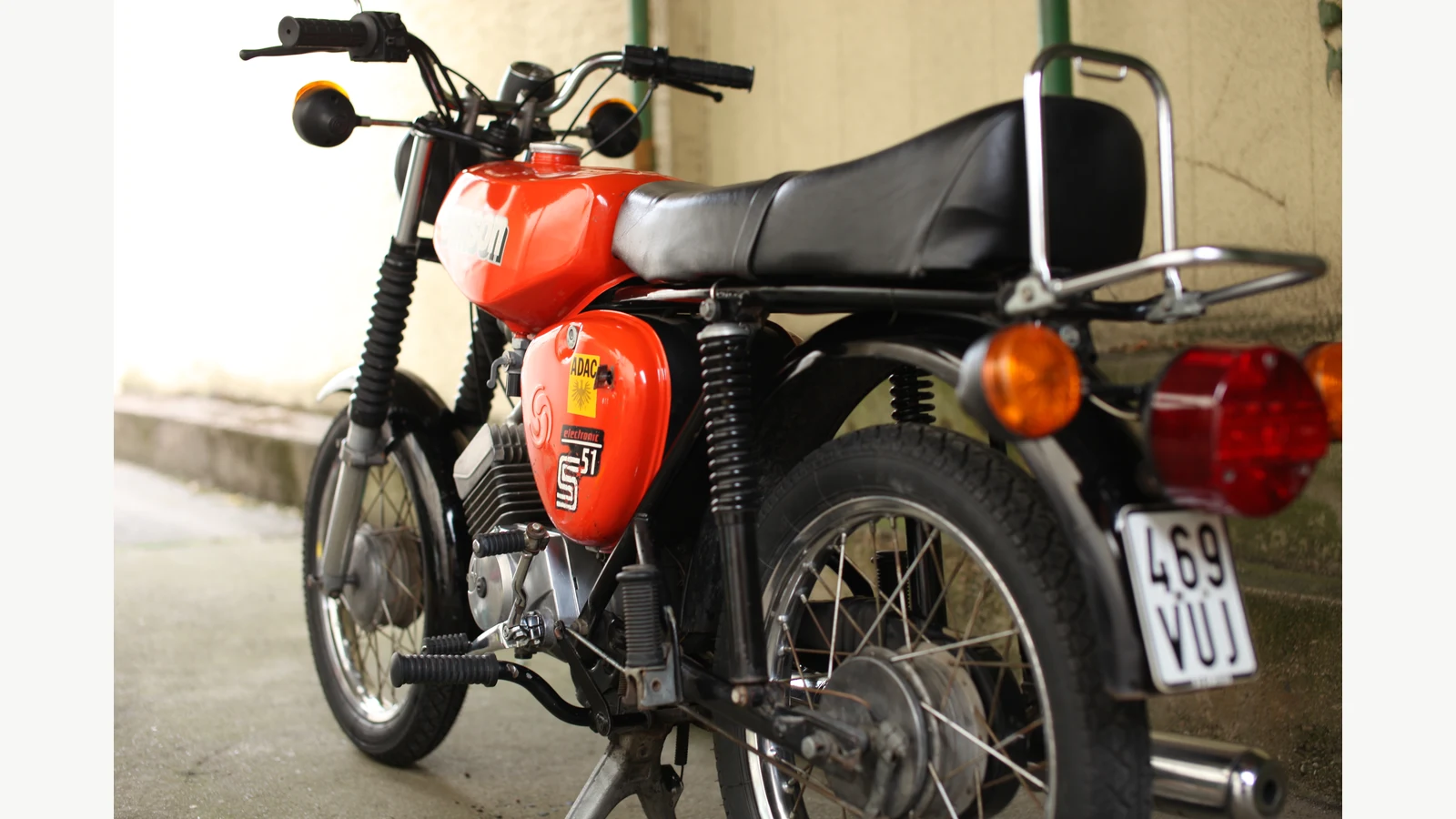 Simson S51 B2-4/1 de 1982, fotografía de archivo tomada en 2009. No muestra una presentación actual ni acredita que este ejemplar cumpla el procedimiento alemán.