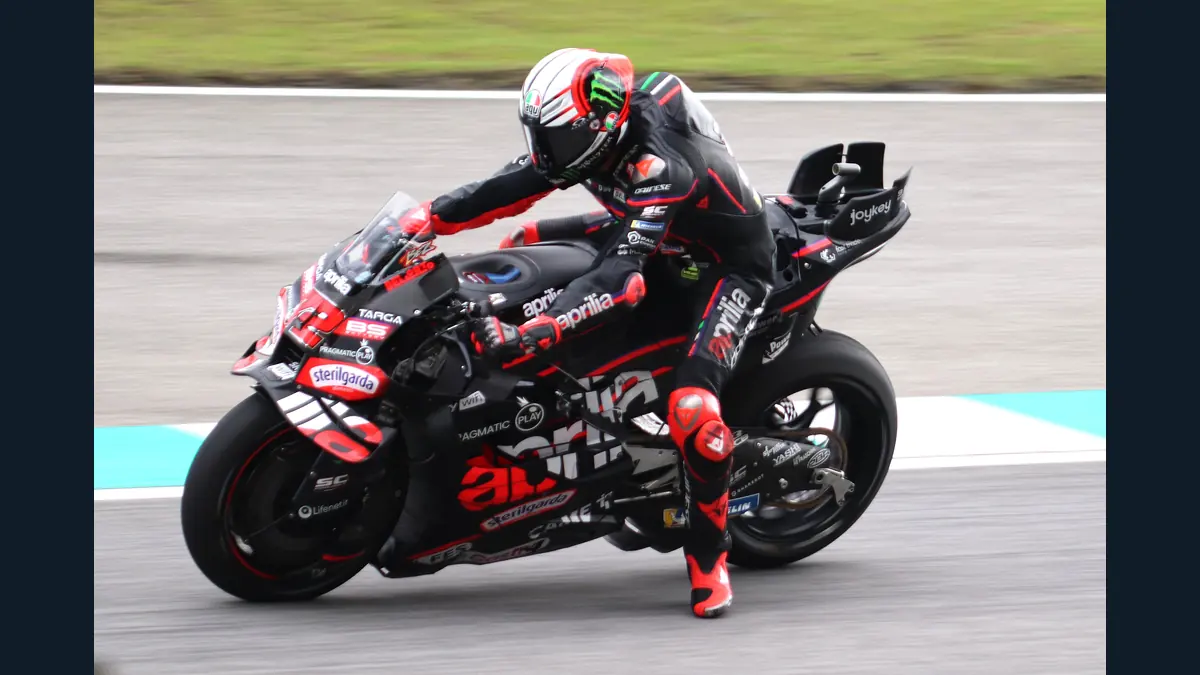 Bezzecchi manda en Mandalika: Márquez se cuela entre las Aprilia en la FP1