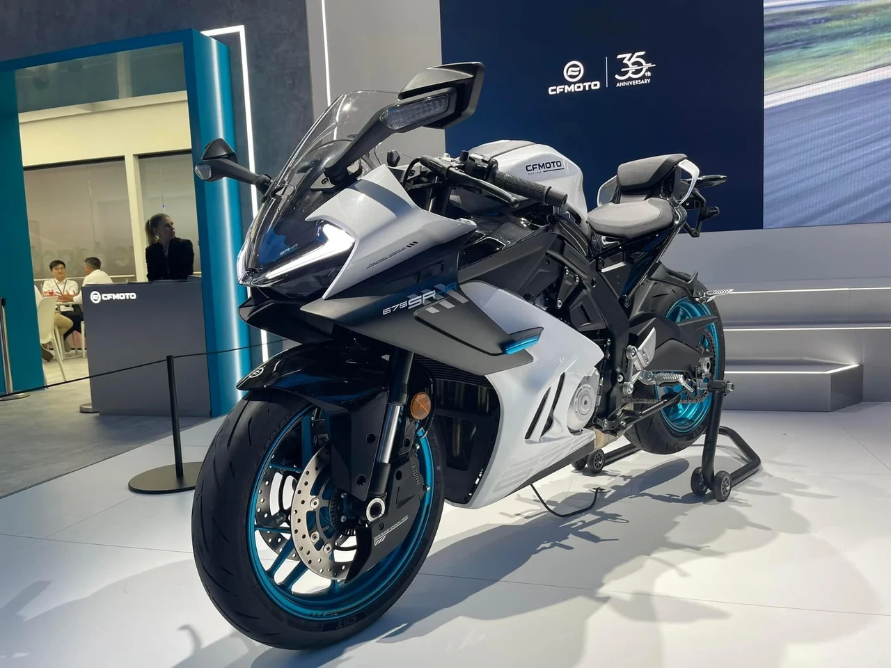 CFMoto 675 SR expuesta en EICMA, 10 de noviembre de 2024. Fotografía de archivo ilustrativa; no muestra la preparación de competición de WorldWCR 2027.