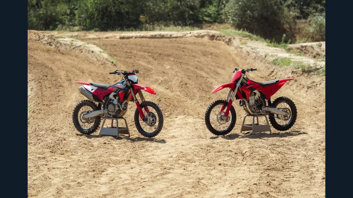 Ducati Desmo450 MX 2027 en una imagen de prensa de la presentación oficial del 8 de octubre de 2026.