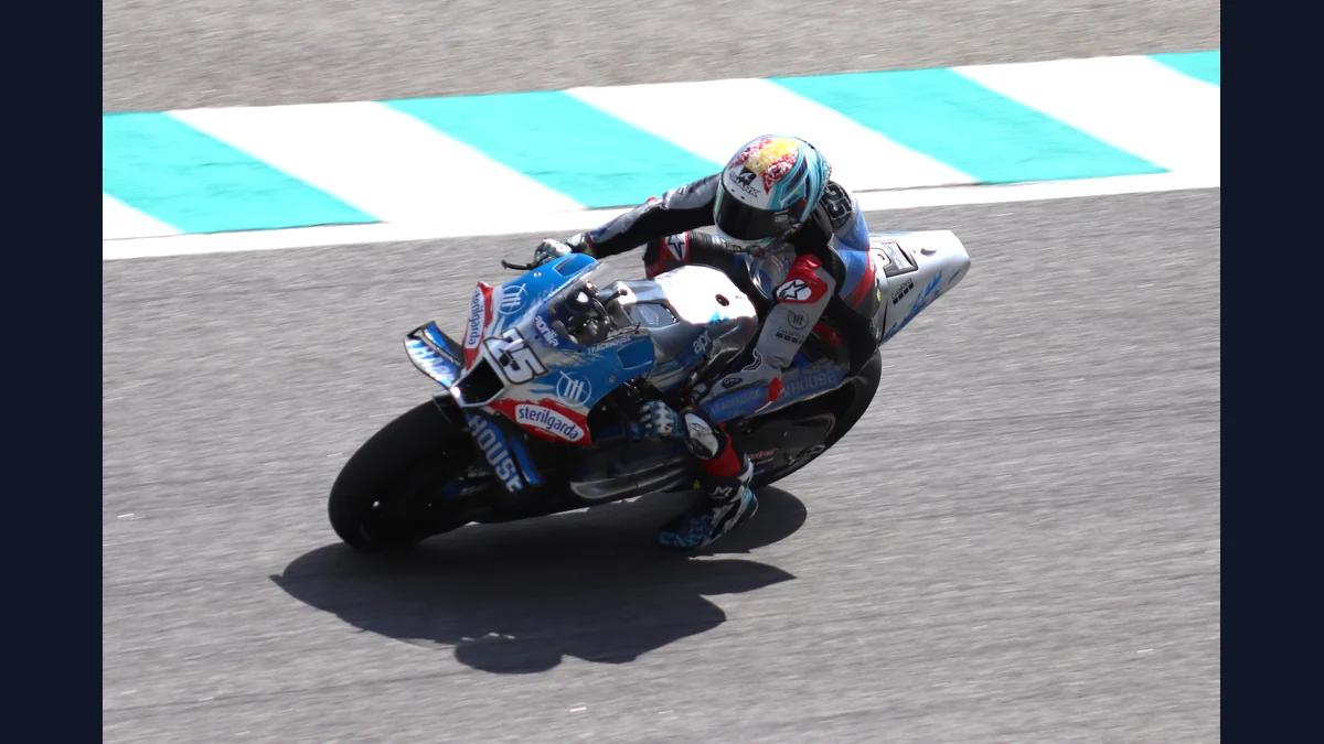 Raúl Fernández bate el récord de Mandalika y lidera el triplete de Aprilia