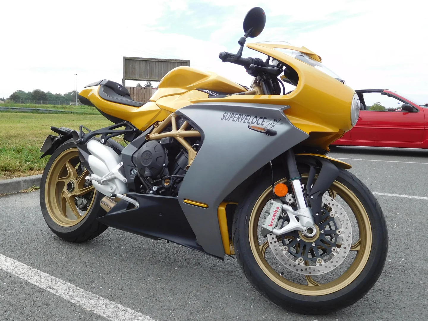 La imagen muestra una MV Agusta Superveloce de 2022, fotografiada el 17 de septiembre de 2023. Es la italiana utilizada como referencia visual en el artículo; no es la QJMotor Super9.