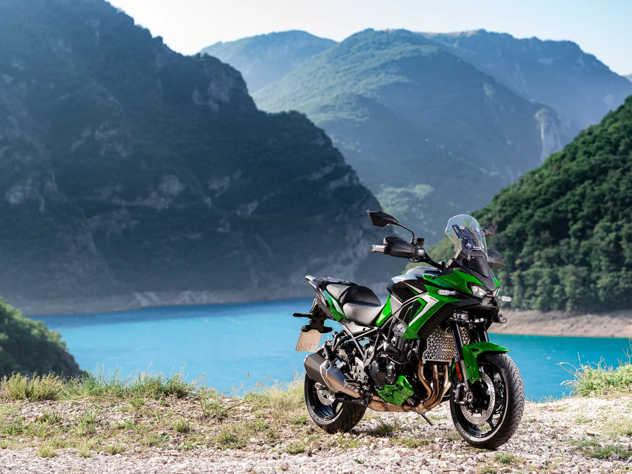 Kawasaki Versys 900 SE MY27, fotografía oficial de la presentación. Ilustra la variante SE; sus accesorios adicionales no se atribuyen a la estándar.