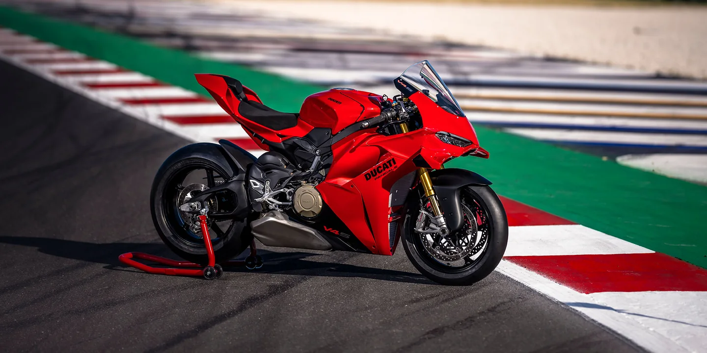 Ducati Panigale V4 S MY2027, imagen promocional oficial de la presentación.