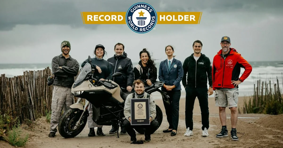 Equipo de Zero con el certificado Guinness, imagen oficial del relato del récord.