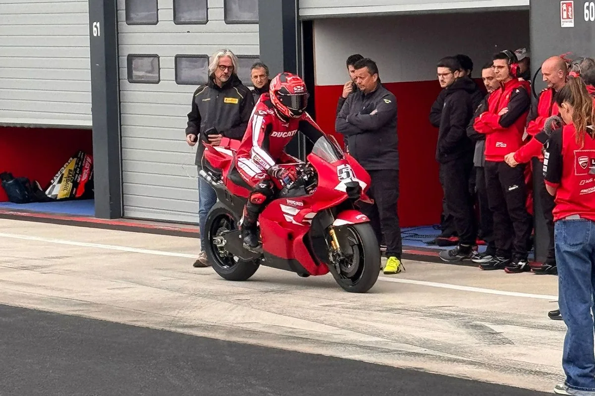 Michele Pirro con el prototipo Ducati de 850 cc en la imagen de la fuente. No es una prueba de MotorYCasco.