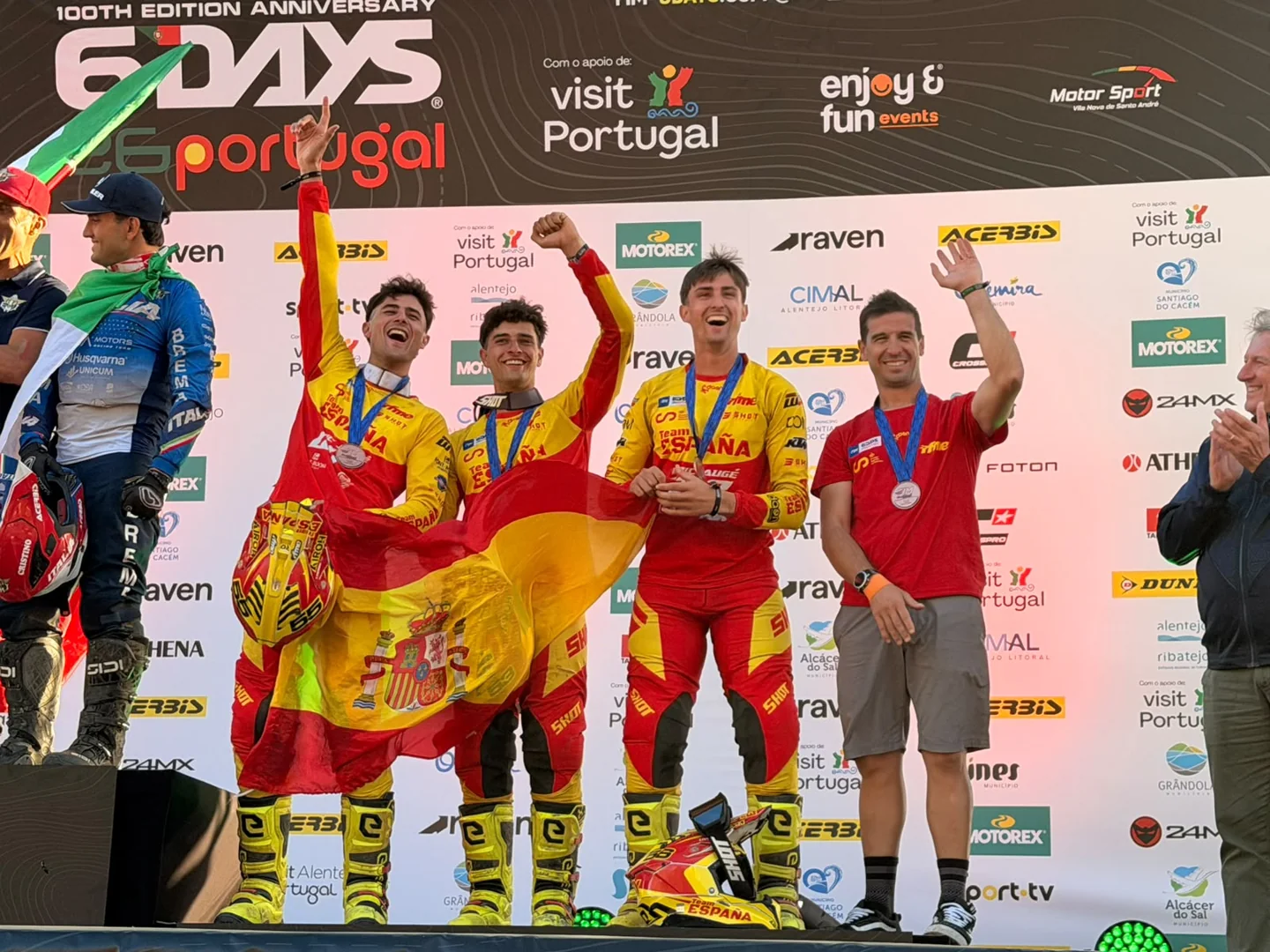 El equipo español celebra el podio del Junior Trophy. Imagen difundida por la RFME.