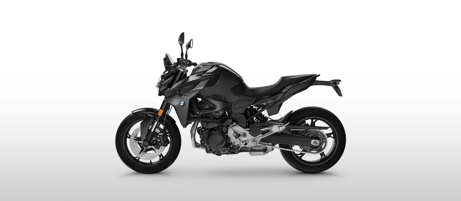 BMW F 900 R Triple Black en una fotografía oficial de catálogo. La Black Edition parte de este acabado y añade el cambio Pro y los modos de conducción Pro.