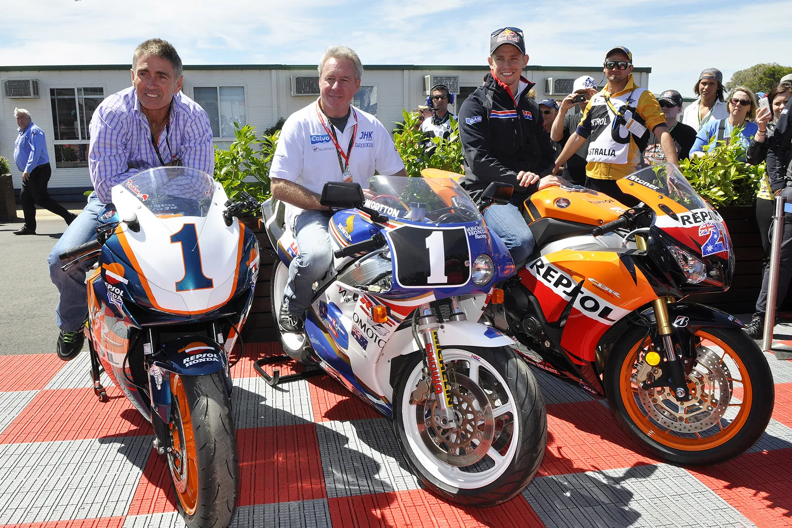 Mick Doohan, Wayne Gardner y Casey Stoner en una fotografía de archivo publicada por Speedcafe al anunciar el homenaje. No corresponde a la vuelta del próximo domingo.