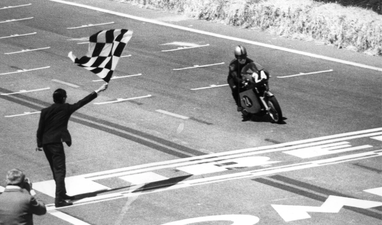 Fotografía histórica de competición utilizada por CASA SEAT para anunciar la exposición de Bultaco. No es una imagen del montaje inaugurado hoy.