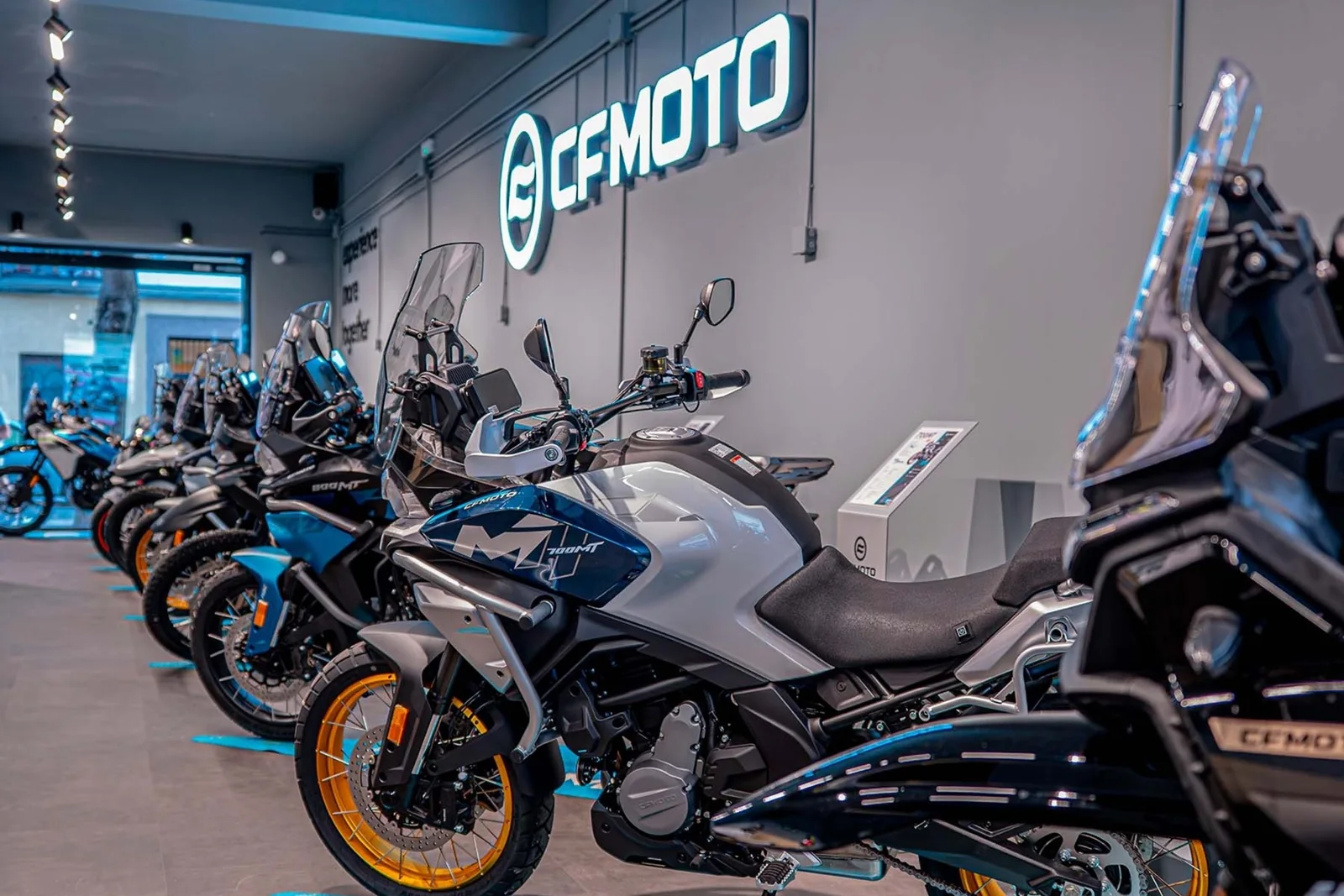 Exposición de motos en CFMOTO Madrid, en la fotografía difundida por la marca junto al anuncio de la inauguración.