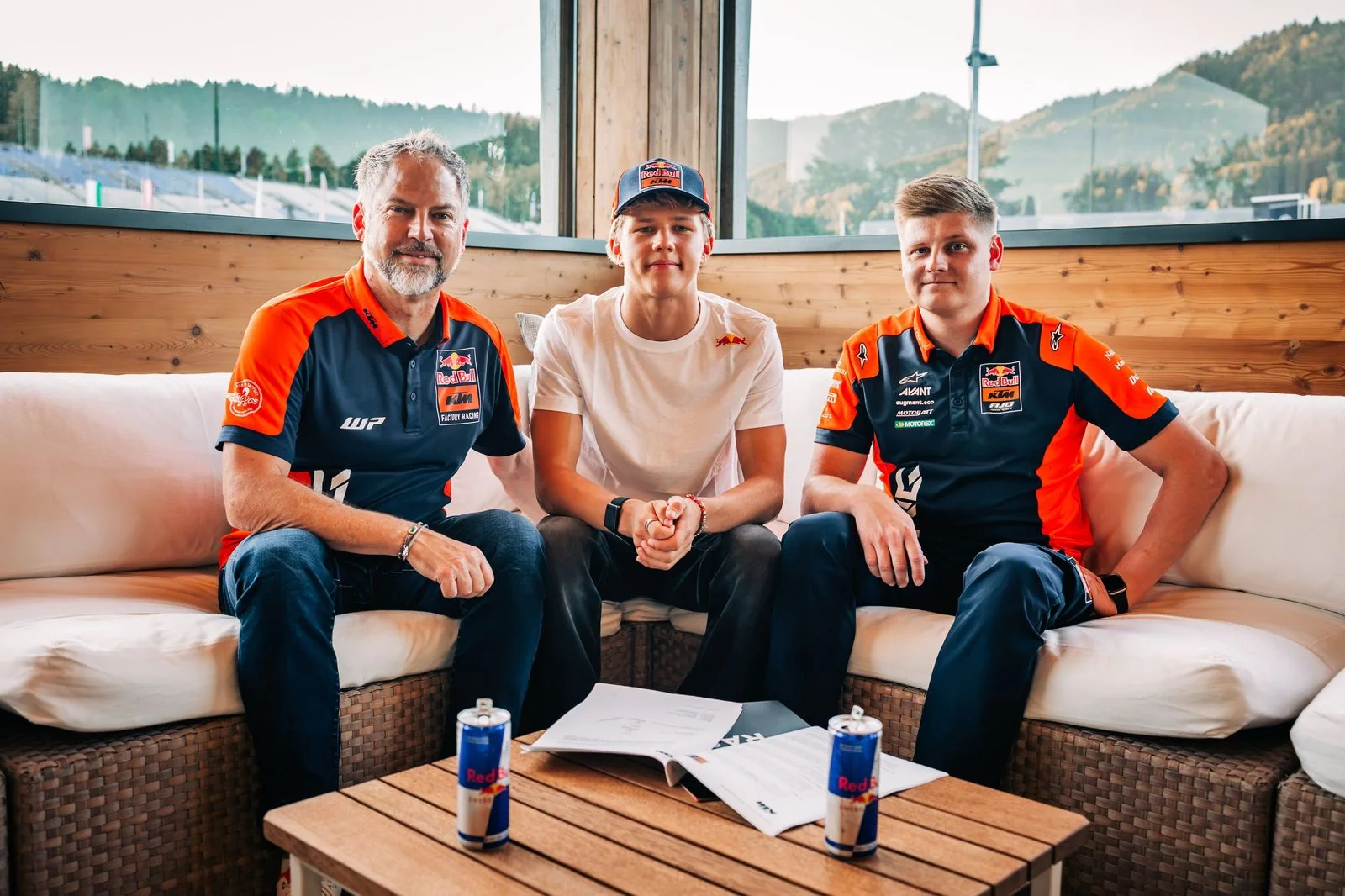 Rico Salmela con representantes de Red Bull KTM Ajo en la imagen difundida por MotoGP para el mercado de 2027. No corresponde al anuncio de Intact GP.