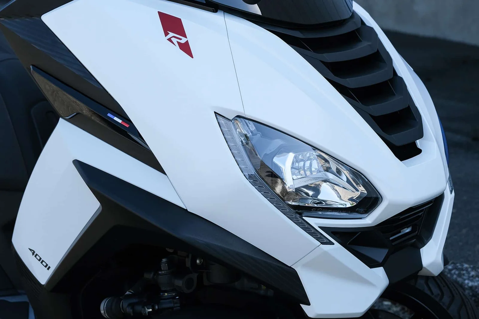 Detalle del frontal del Peugeot Metropolis SW R en una fotografía de producto difundida por la marca.