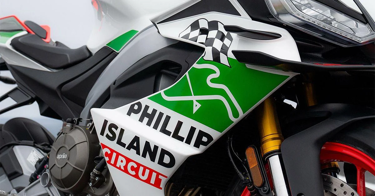 Detalle del carenado de la Aprilia RS 660 Phillip Island Tribute en la imagen promocional de la edición especial.
