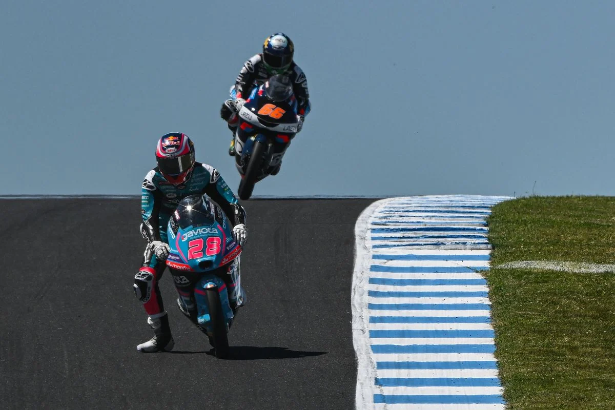 Máximo Quiles, con el número 28, en la galería oficial de MotoGP del viernes en Phillip Island. La imagen ilustra la jornada y no se atribuye a una vuelta concreta del FP1.