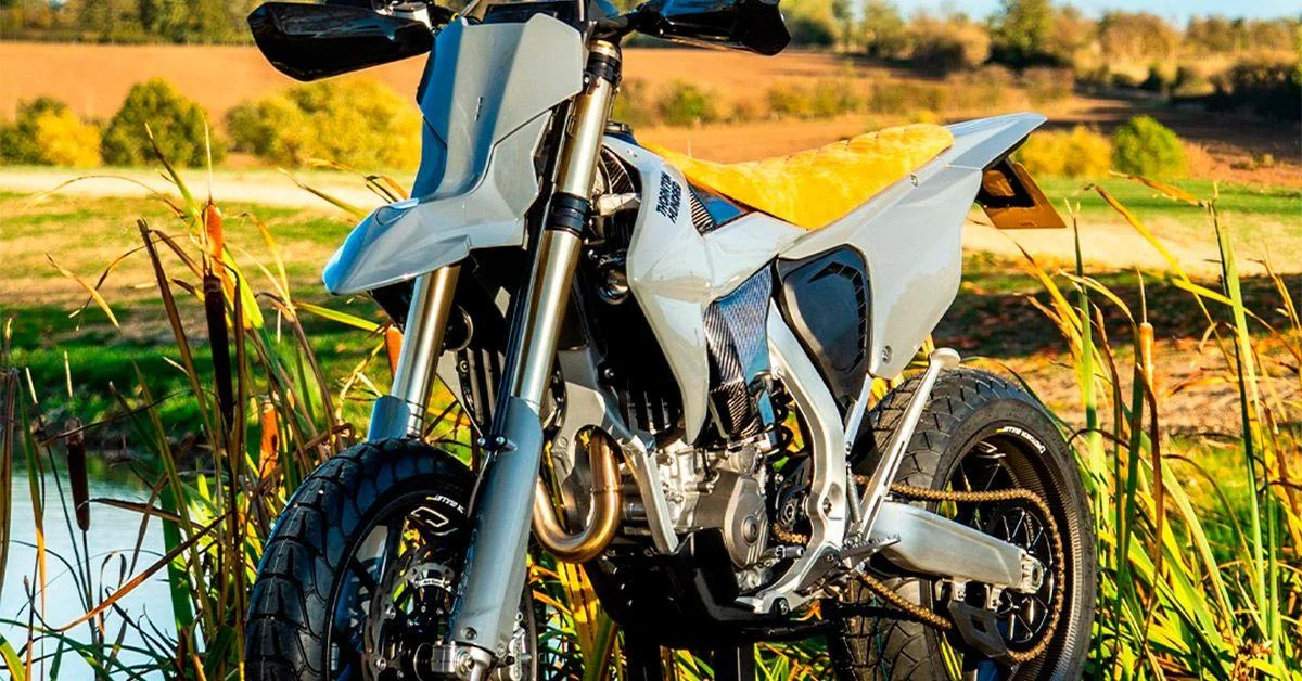 La Triumph TF450-E transformada en supermoto por Thornton Hundred. Es una preparación, no un nuevo modelo de serie anunciado por Triumph.