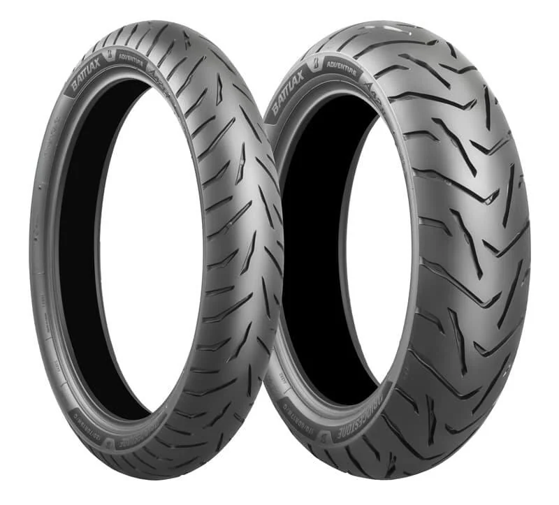 Neumáticos delantero y trasero Bridgestone BATTLAX ADVENTURE A42 en la fotografía oficial del nuevo producto.