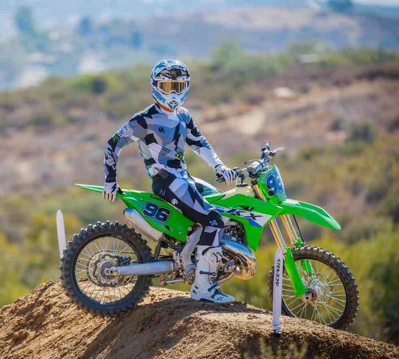 Kawasaki lleva sus dos tiempos a EICMA: KX327 y KX327X no buscan al mismo piloto