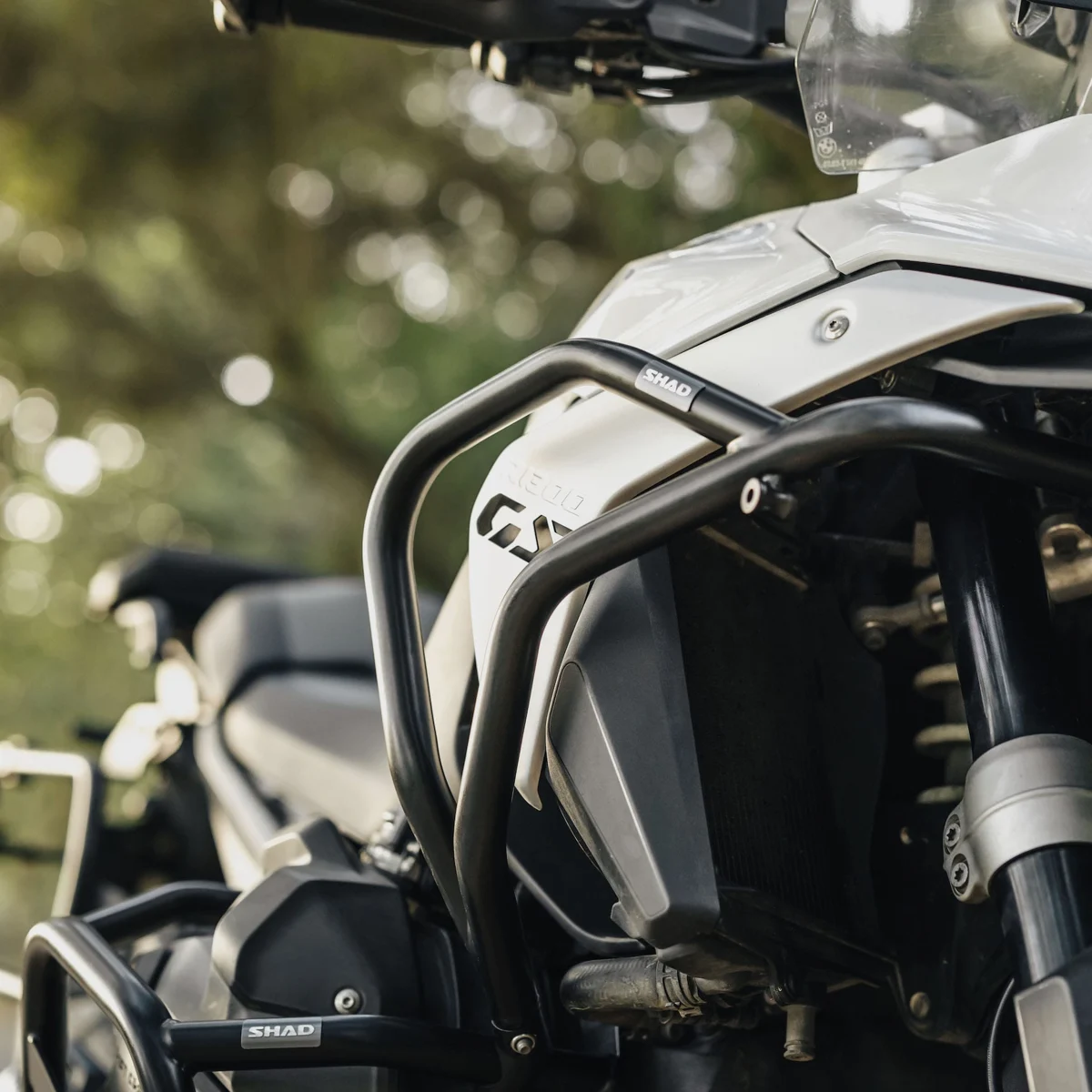 Defensas SHAD Terra instaladas en una BMW R 1300 GS, en la fotografía difundida para el avance de EICMA.