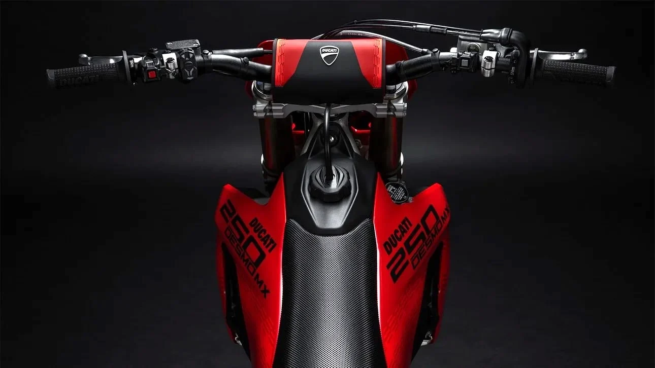 Ducati Desmo250 MX en la imagen de producto difundida por EICMA para su presentación.