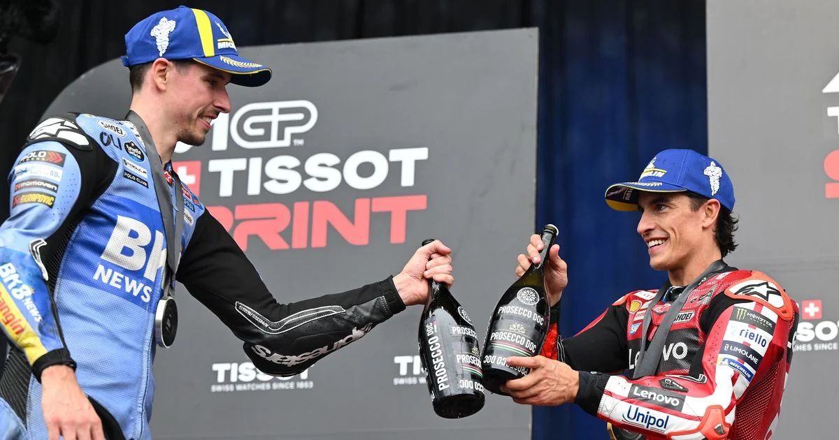 Marc Márquez y Álex Márquez en un podio de Sprint. Imagen de archivo utilizada por MotoGP para ilustrar la entrevista del 29 de octubre; no es la rueda de prensa de Sepang. Redimensionada y convertida a WebP.