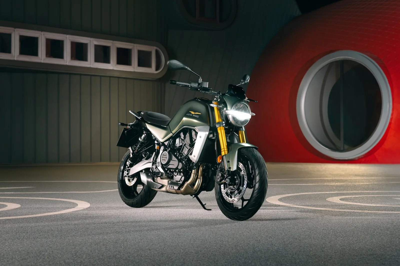 Moto Guzzi The Trip 500 en el material oficial de presentación difundido por EICMA. Imagen promocional del modelo anunciado; no procede de una prueba de MotorYCasco. Reducida y convertida a WebP.