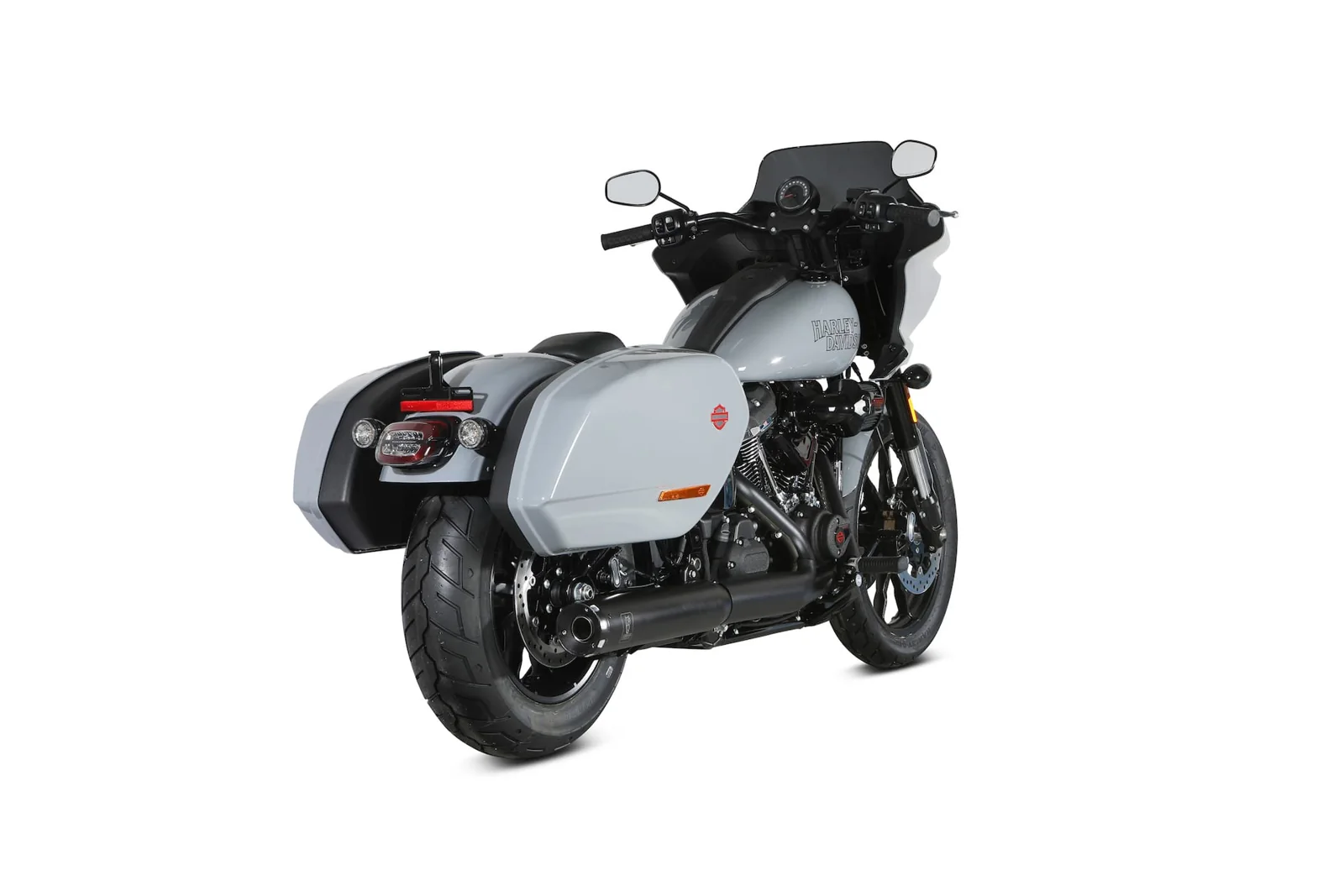 Harley-Davidson Low Rider ST con el terminal HR-1 en el material promocional de MIVV difundido por EICMA. Imagen de producto: no es una prueba de sonido o potencia de MotorYCasco. Reducida y convertida a WebP.