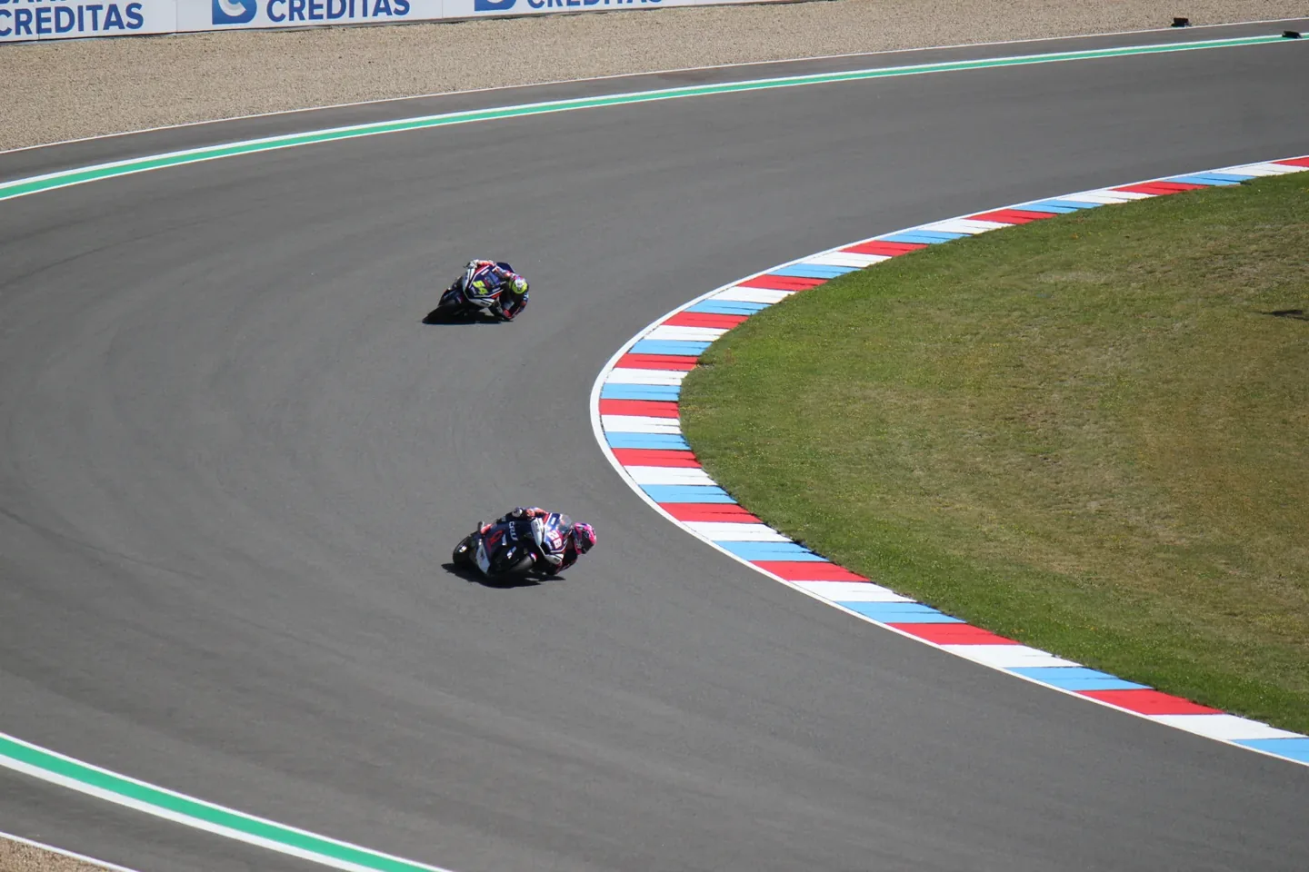 González responde a su caída y manda en Moto2; Guevara termina cuarto
