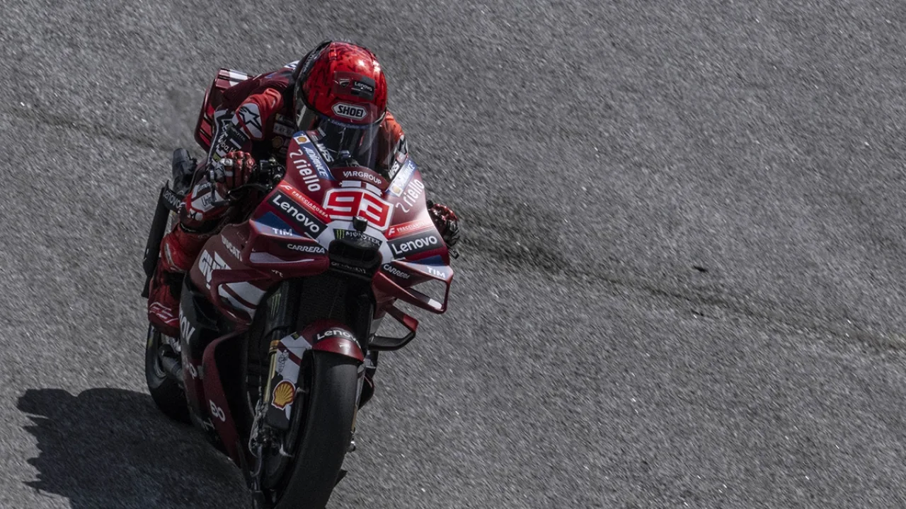 Márquez se levanta y manda en Sepang: doblete con Álex y Ogura tercero