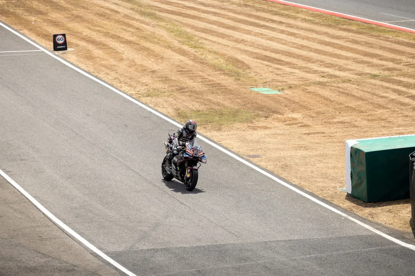 Márquez se levanta y manda en Sepang: doblete con Álex y Ogura tercero