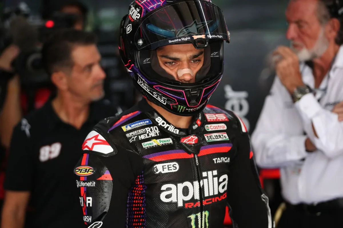 Jorge Martín en la fotografía que acompaña la información de Motorsport sobre su retirada de la Práctica de Sepang. Redimensionada y convertida a WebP.