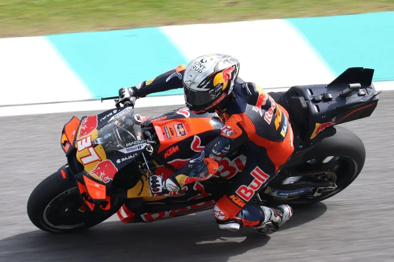 Acosta termina cuarto y KTM mete tres motos en la Q2 de Sepang