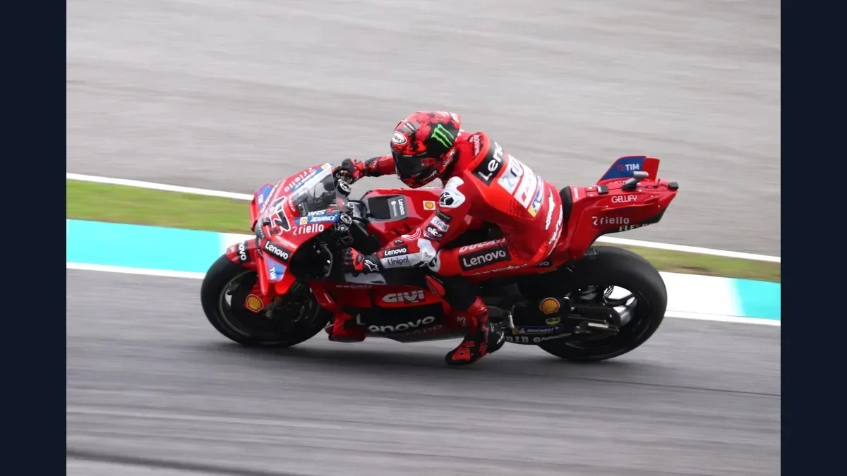 Bagnaia salva la Q1, pero acaba décimo y rompe la cúpula de su Ducati en Sepang