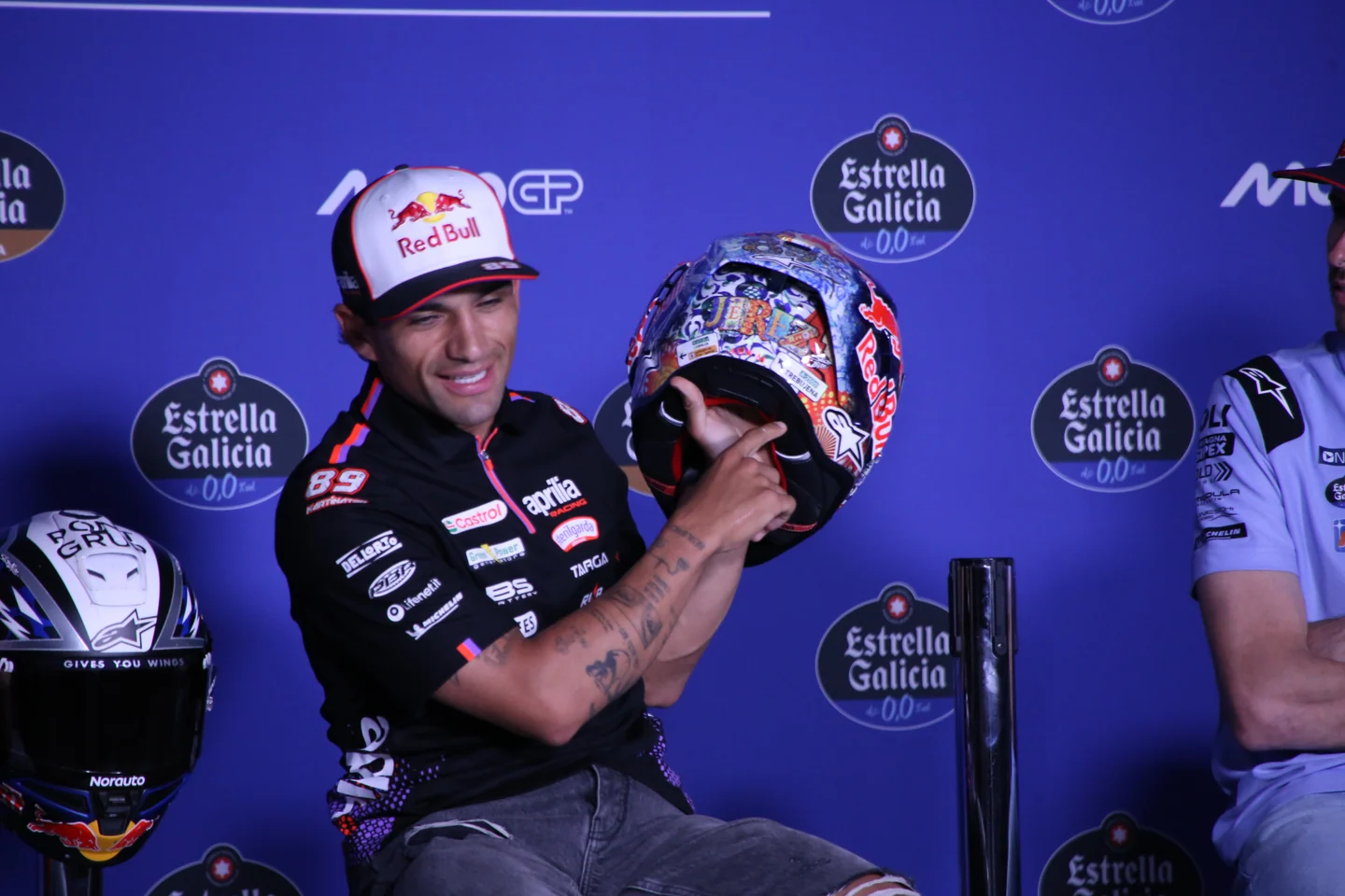 Jorge Martín muestra su casco especial en Jerez, el 23 de abril de 2026. Fotografía de archivo; no corresponde al GP de Indonesia.
